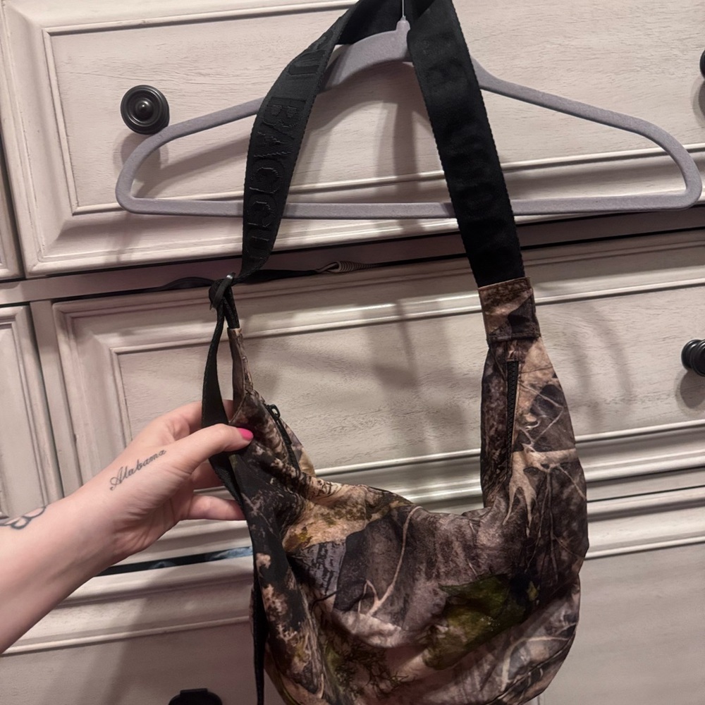 Baggu camo shoulder bag